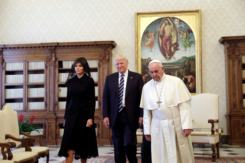 Trump, Melania y el Papa Francisco. AP